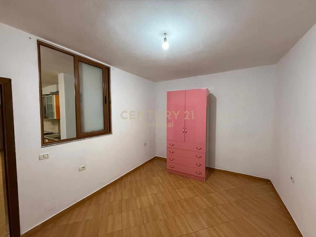 1+1 apartment for sale at 5-Maji 122,000 € 11,000,000 Lekë