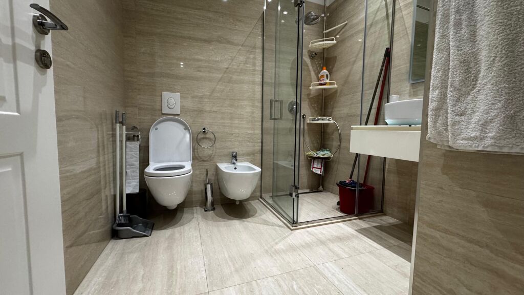APARTAMENT 3+1 LUKSOZ ME QIRA - QENDËR, TIRANË