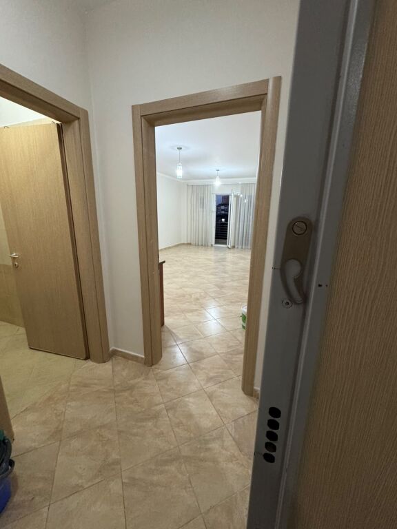 Aprtament 2+1+2 per qera ish tregu elektrik !