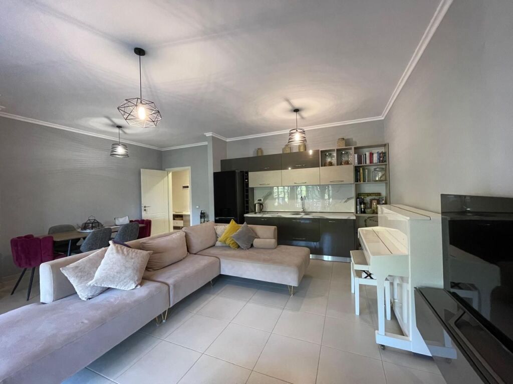APARTAMENT 2+1 ME VERANDË TË MADHE ME QIRA – SHKOZË