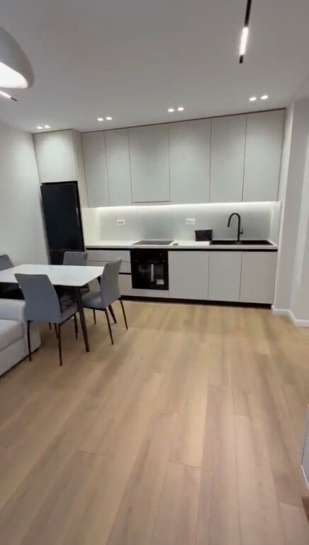 Shitet apartament 1+1 tek Komuna e Parisit