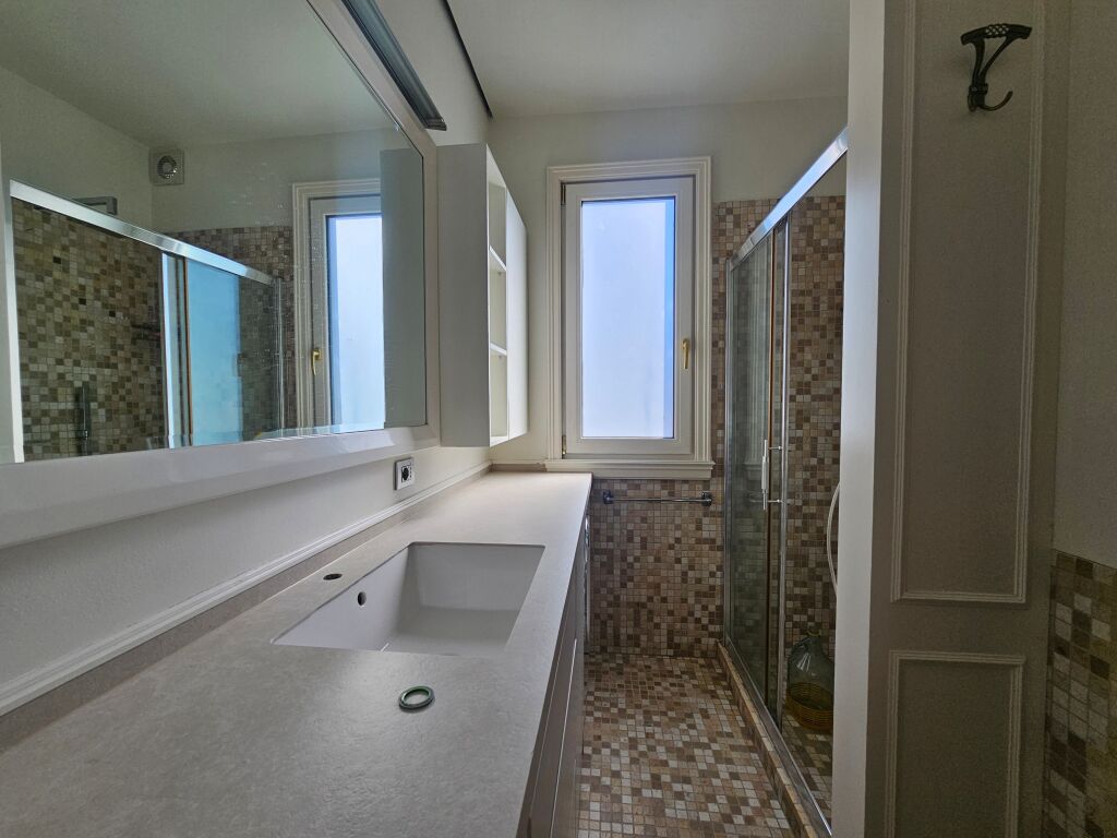 2+1+2 for rent at Willson Square