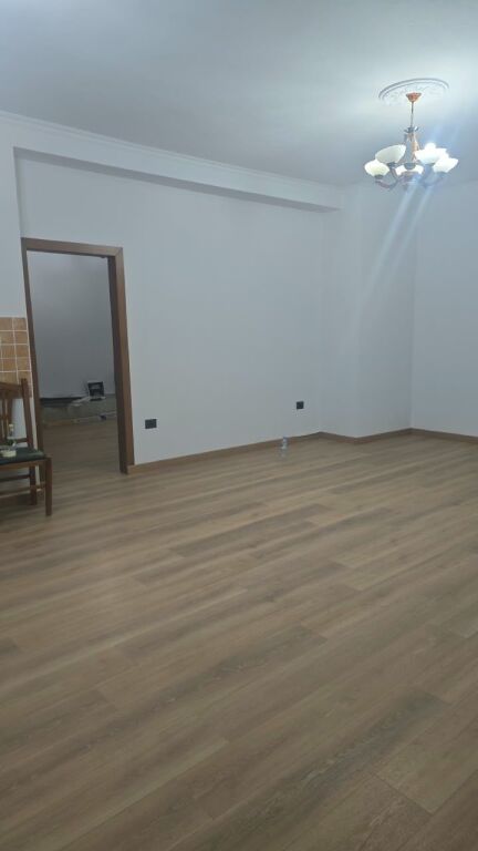 Ambient Zyre me Qira Rruga e Kavajes  1000€/ muaj