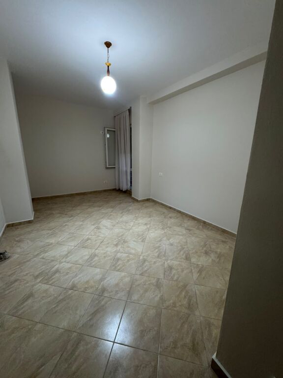 🏢Ish Tregu Elektrik,jepet me qera apartament 2+1+2,pjeserisht i mobiluar 55,000Leke