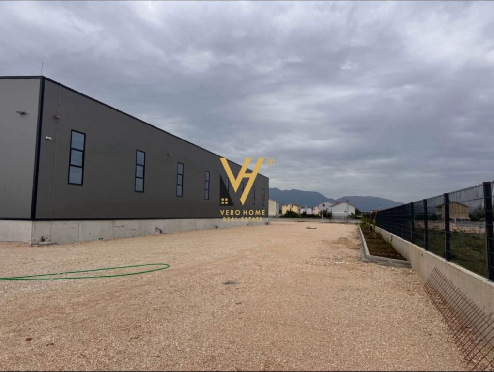 CAPANNONE DI 4.900 M2 IN AFFITTO SULLA STRADA DI RINAS 4.500 EURO