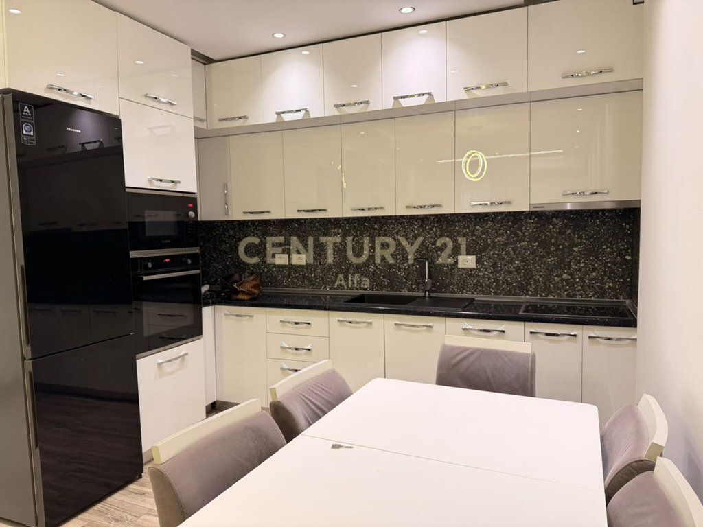 Shitet apartament 2+1 te Golden Park 3, përballë Spitalit Amerikan!