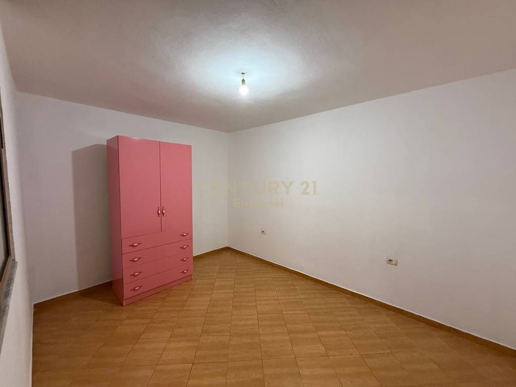 1+1 apartment for sale at 5-Maji 122,000 € 11,000,000 Lekë