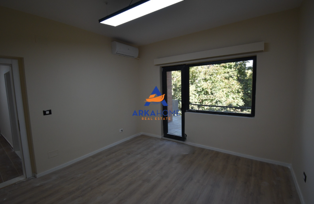 JEPET ME QIRA AMBIENT PËR ZYRA / BIZNES 80M2 "BLLOK" 90.000 LEKE