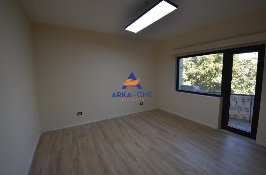 JEPET ME QIRA AMBIENT PËR ZYRA / BIZNES 80M2 "BLLOK" 90.000 LEKE