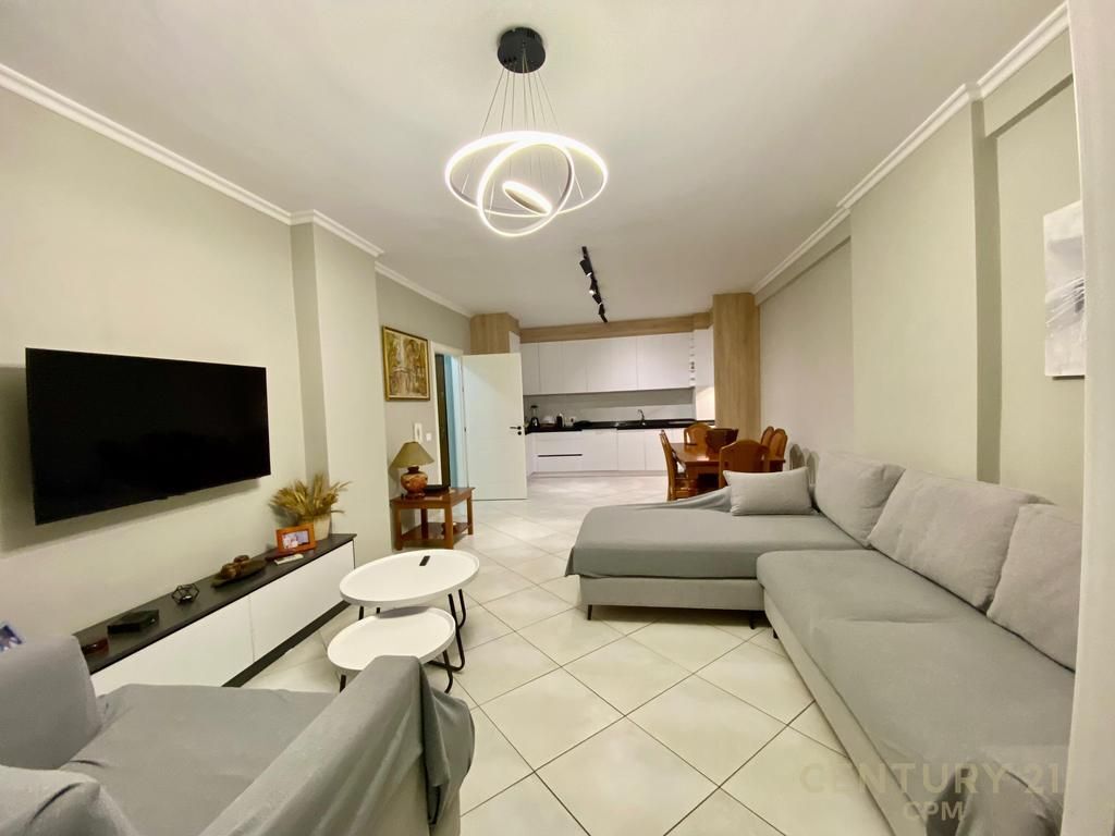 Shitet apartament 2+1 te kompleksi Colombo, Liqeni i Thatë, Tiranë.