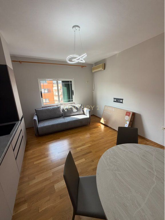 Apartament 2+1 Me Qira në Komunën e Parisit, Tiranë - 850€ | 90 m²