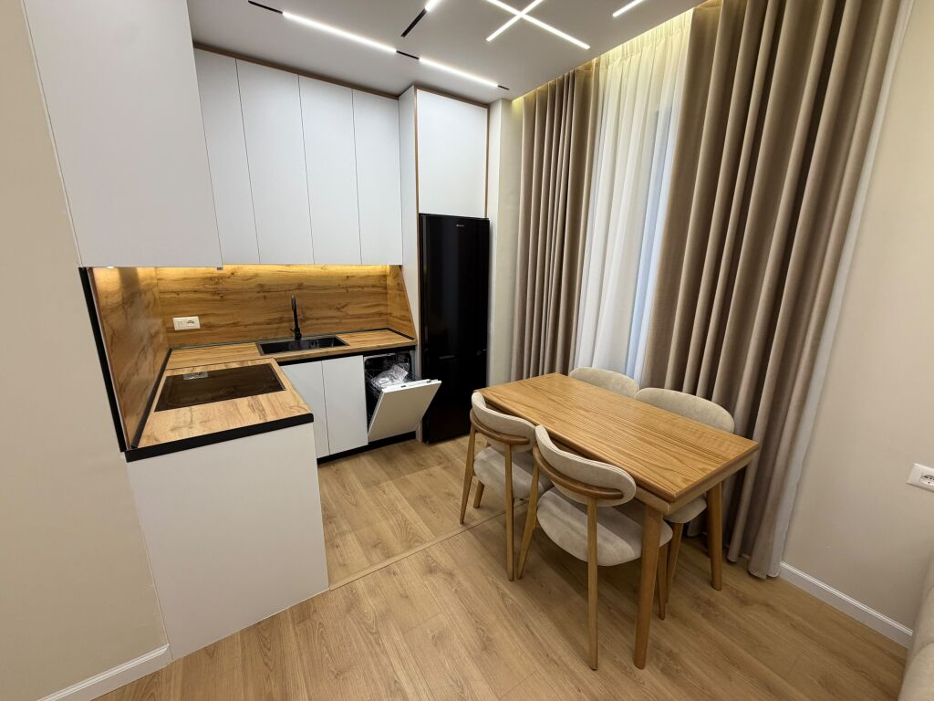 🏠 Shitet apartament 2+1  📍 Rruga 5 Maji, Tiranë
