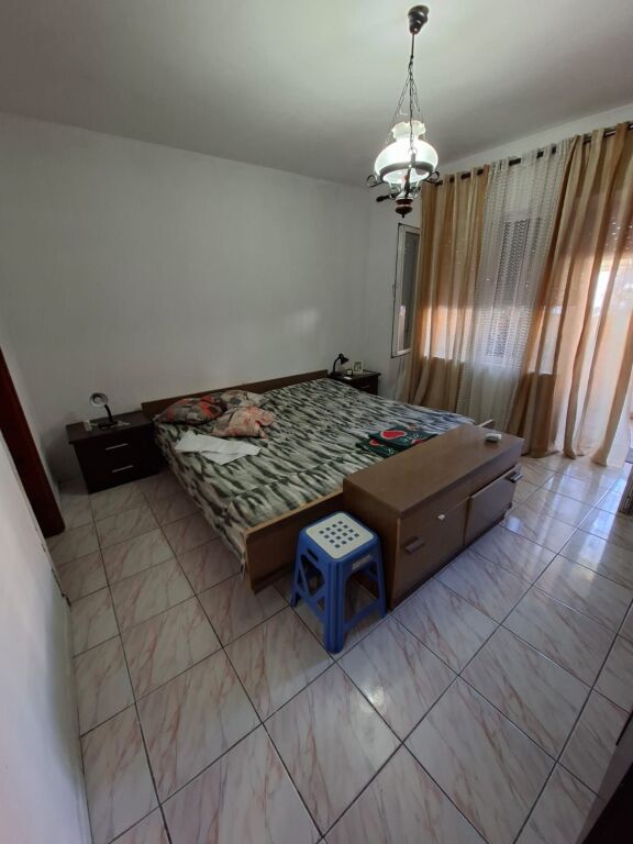 A Fusha e Aviacionit si affitta un appartamento 2+1. Prezzo 60000 Lek/Mese.