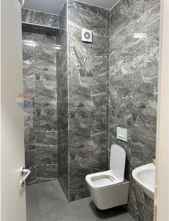 APARTAMENT 1+1 ME QIRA TEK ZOGU I ZI!
