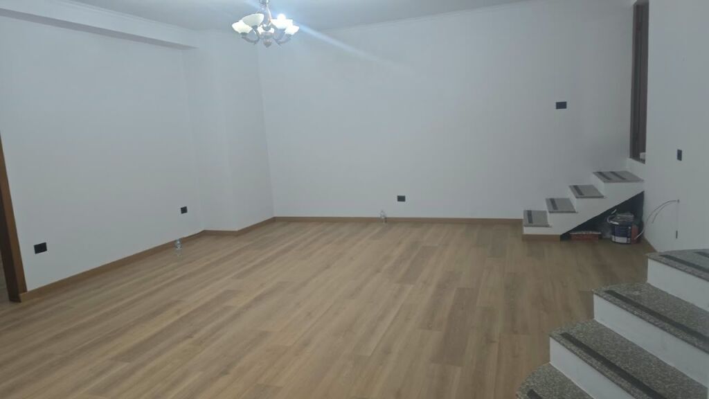 Ambient Zyre me Qira Rruga e Kavajes  1000€/ muaj