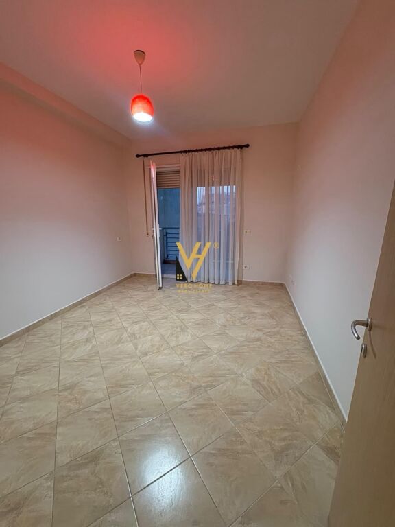 JEPET APARTAMENT 2+1+2BLK ME QIRA TEK ISH TREGU ELEKTRIK 55.000 LEKE
