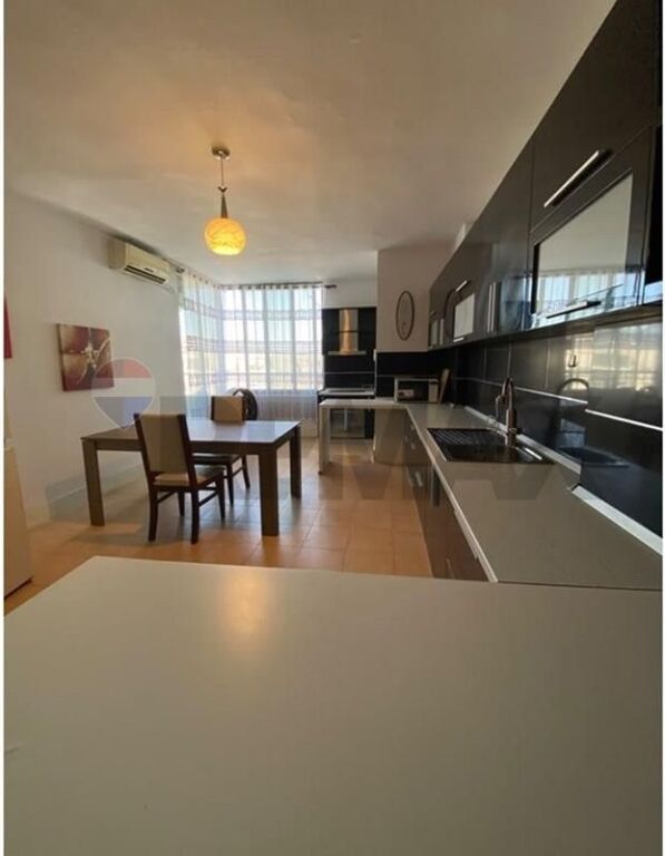 Jepet apartament 2+1 tek Komuna e Parisit!