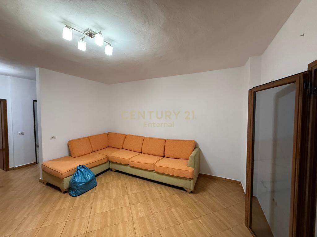 1+1 apartment for sale at 5-Maji 122,000 € 11,000,000 Lekë