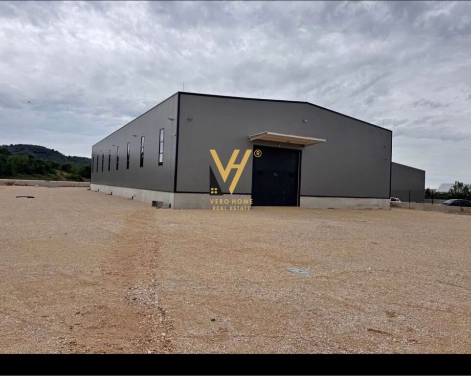 CAPANNONE DI 4.900 M2 IN AFFITTO SULLA STRADA DI RINAS 4.500 EURO