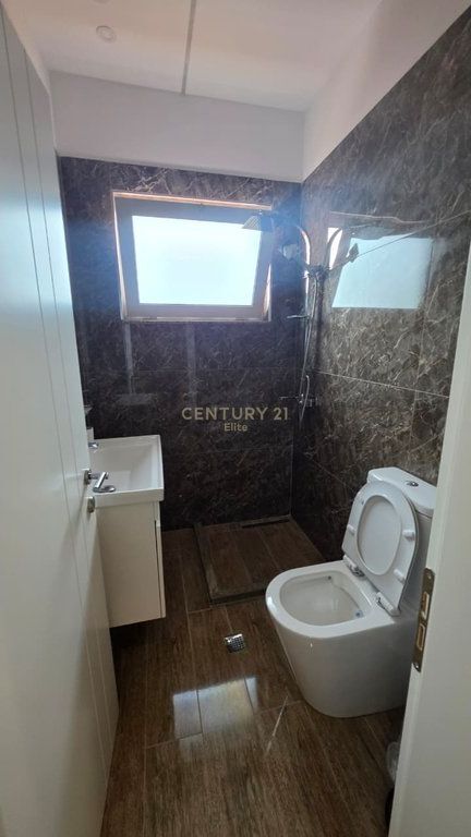 APPARTAMENTO IN AFFITTO 3+1+2, 200 M VICINO ALL'UET, TIRANA 70.000 Lekë