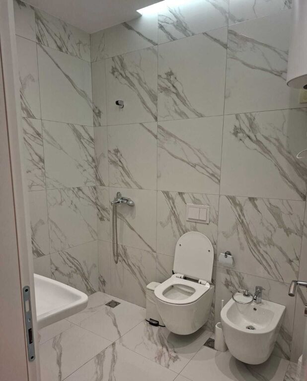 Affitto | Ambjent Biznesi | Rruga Mine Peza | 1000 €/mese