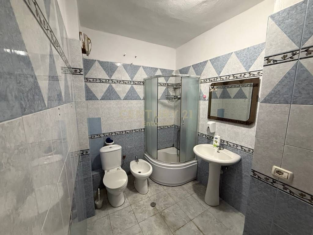 1+1 apartment for sale at 5-Maji 122,000 € 11,000,000 Lekë