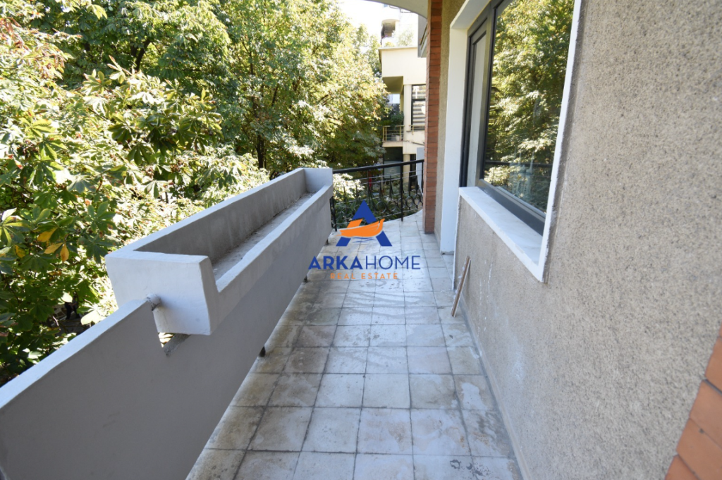 JEPET ME QIRA AMBIENT PËR ZYRA / BIZNES 80M2 "BLLOK" 90.000 LEKE