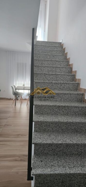 SHITET DUPLEX 2+1+POST PARKIMI TEK RRUGA VIENA NE GOLEM !