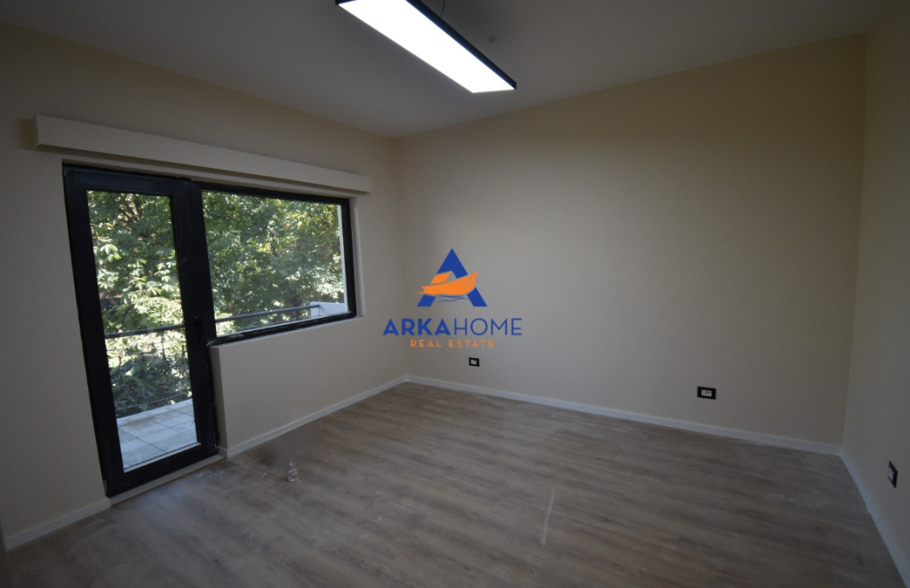 JEPET ME QIRA AMBIENT PËR ZYRA / BIZNES 80M2 "BLLOK" 90.000 LEKE