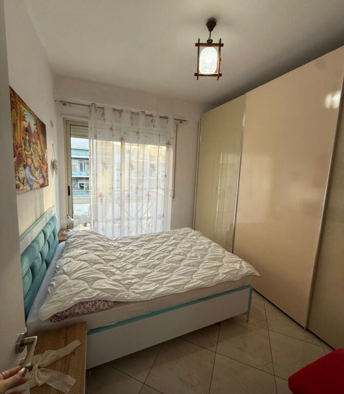 Yzberisht pranë Amerikan 3, jepet me qira apartament 1+1!