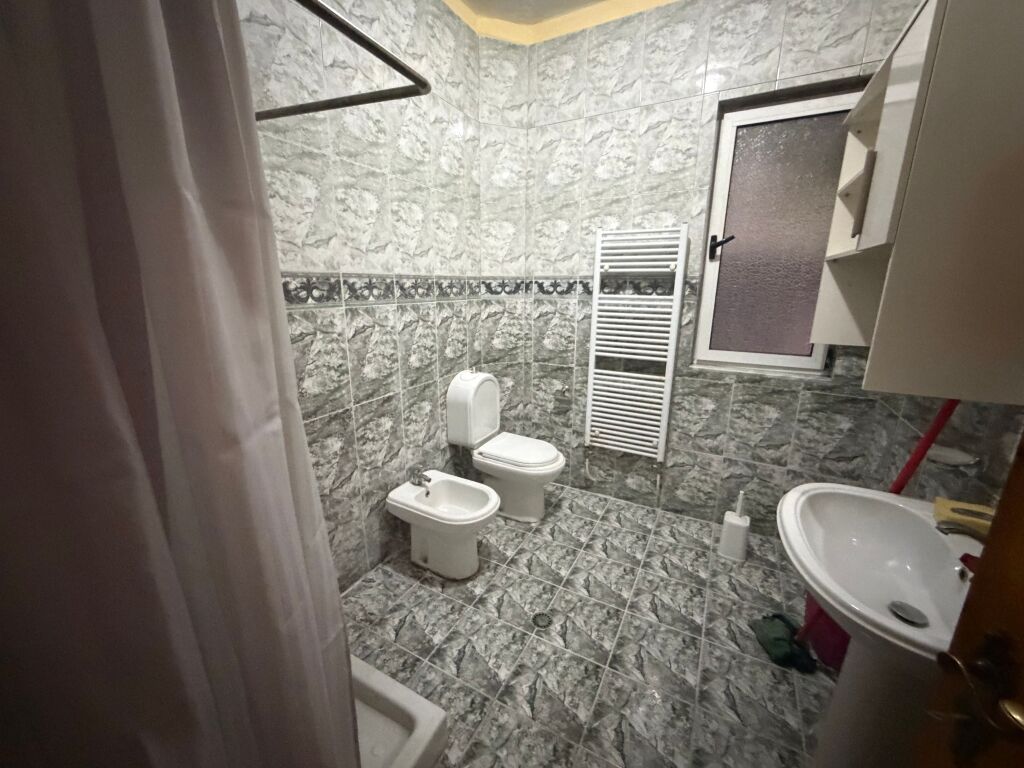 2+1,kat 1godine private,komune e parisit,600 mije leke