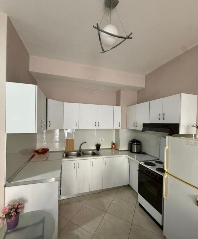 Yzberisht pranë Amerikan 3, jepet me qira apartament 1+1!