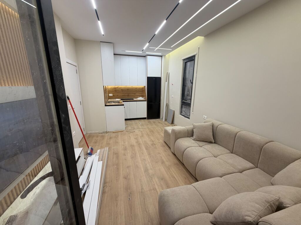 Shitet Apartament 2+1 Tek 5 maj