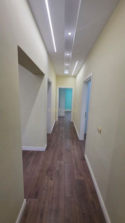 APPARTAMENTO IN AFFITTO 3+1+2, 200 M VICINO ALL'UET, TIRANA 70.000 Lekë