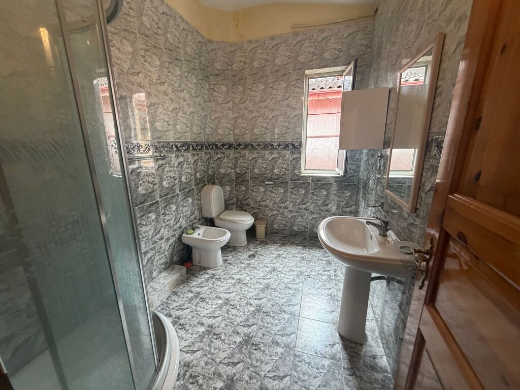 2+1,kat 3 godine private,komune e parisit,600 mije leke