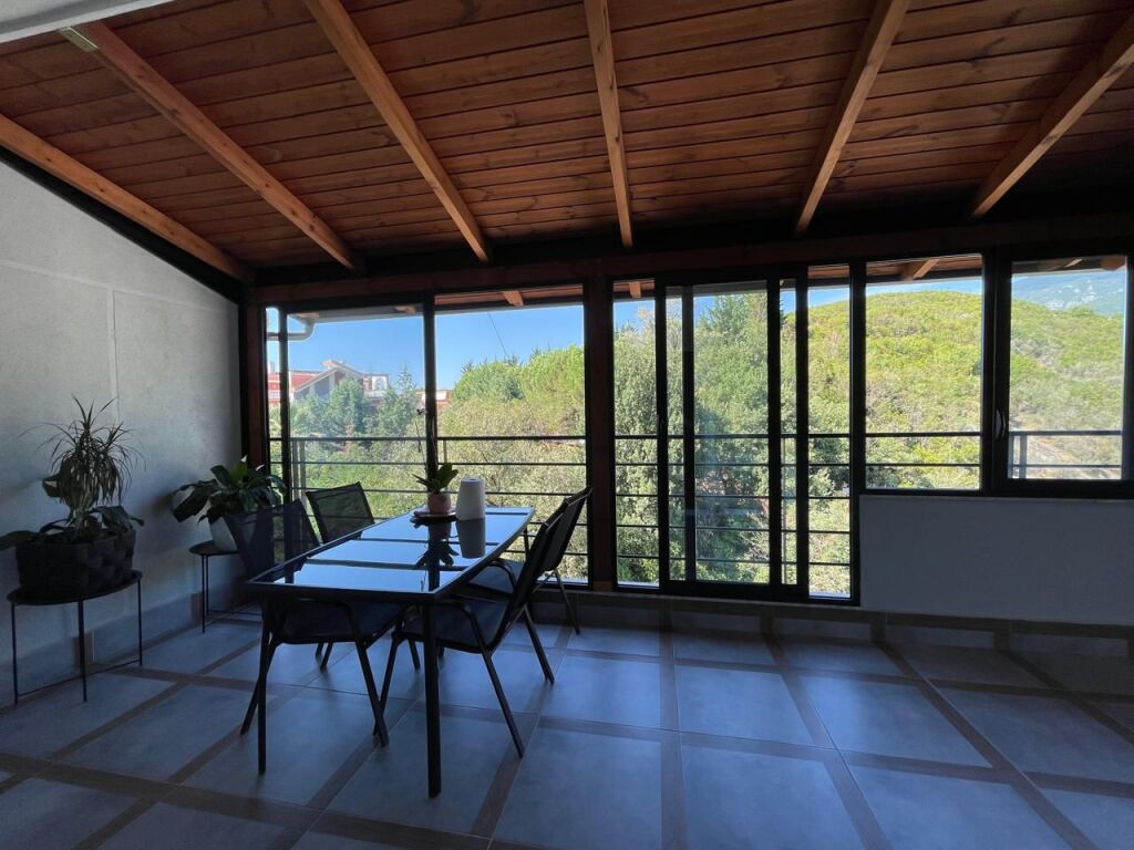 APARTAMENT 2+1 ME VERANDË TË MADHE ME QIRA – SHKOZË