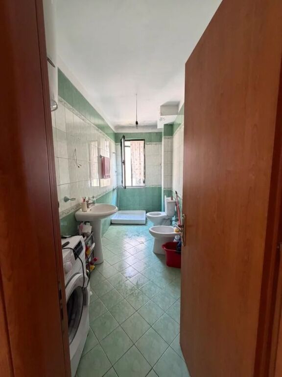 Jepet me qera Apartament 1+1 ne Yzberisht tek Pallatet Cabej