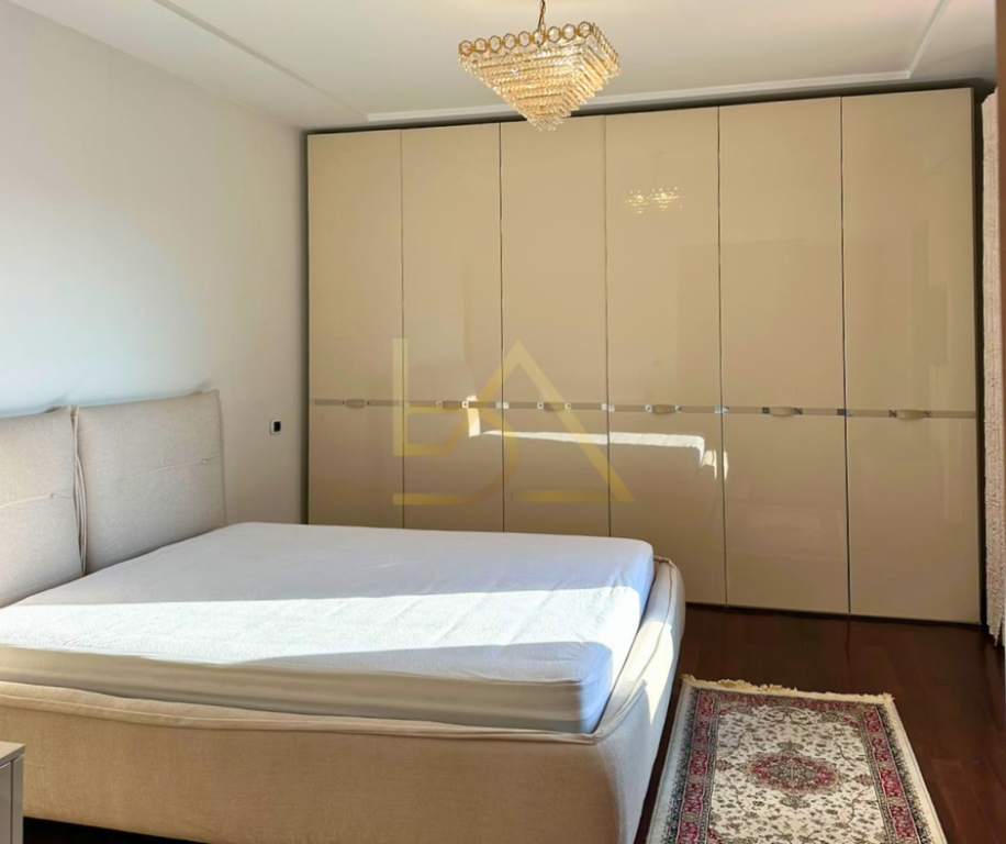 JEPET ME QIRA APARTAMENT LUKSOZ 4+1 + 3 – BLLOK, TIRANË