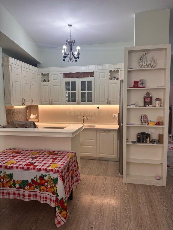 APARTAMENT I MOBILUAR PËR SHITJE – KOMPLEKSI MAGNET