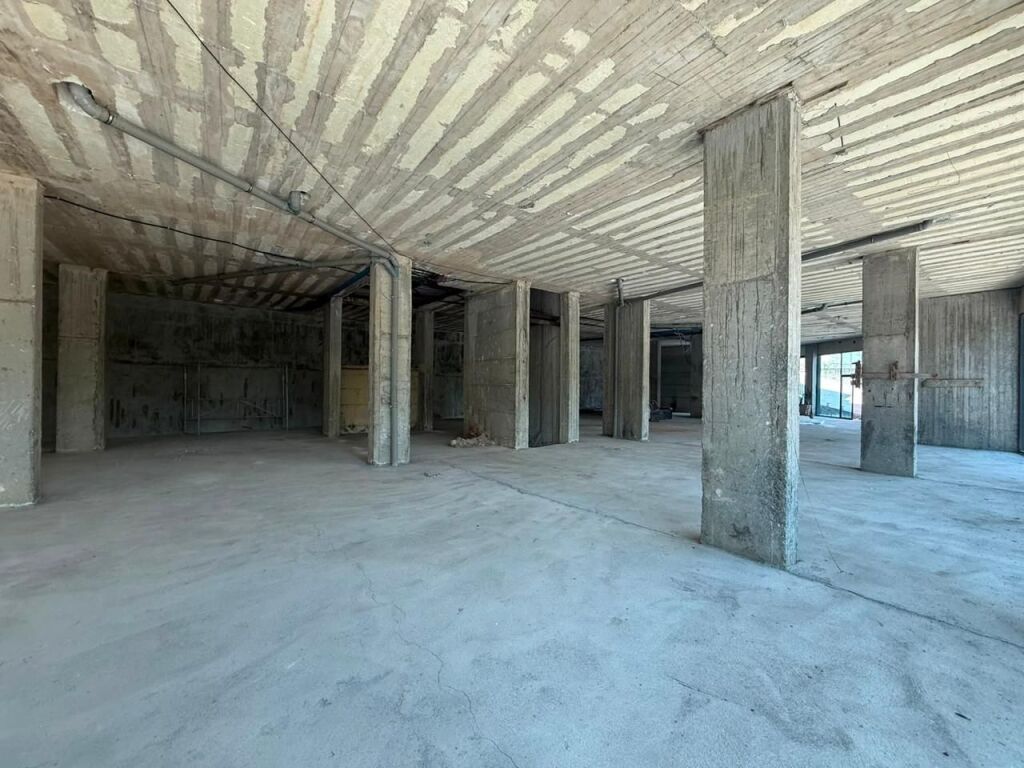 Business premises for rent at the Artificial Lake .
