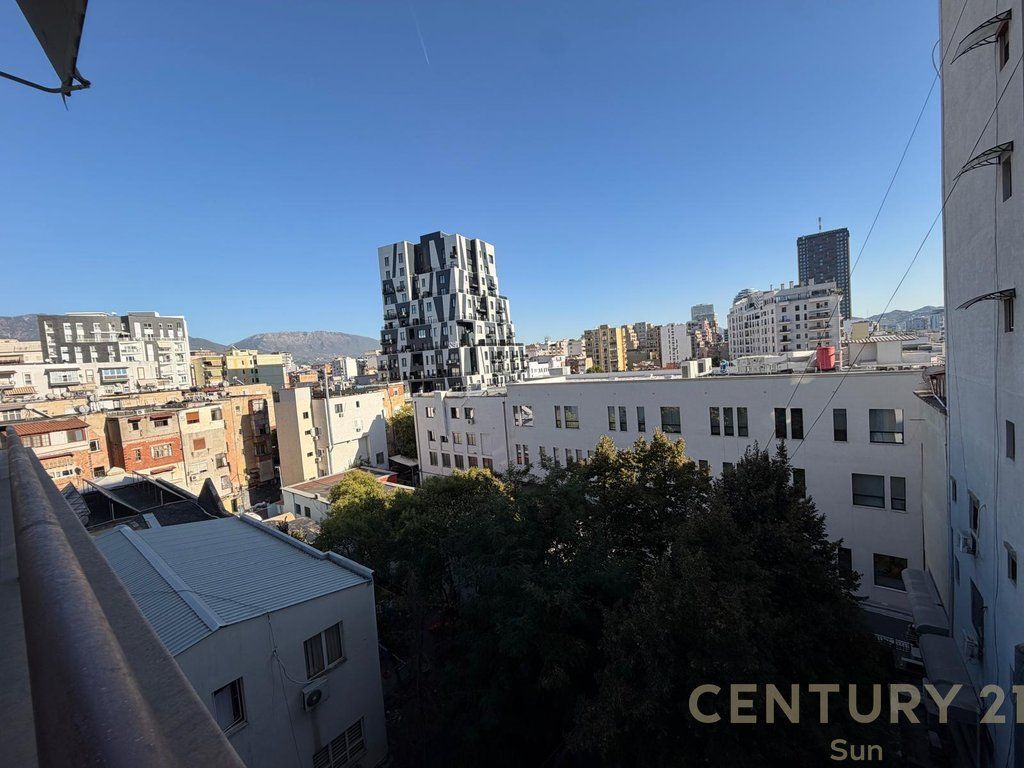 Appartamento 2+1+2 in Vendita sul Boulevard Zogu, palazzo New York 280.000 €