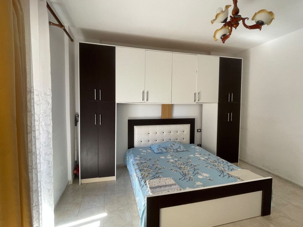 Jepet me qera apartament 1+1 tek kazazi, Durrës