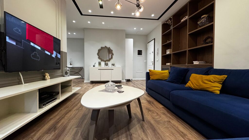 APARTAMENT 3+1 LUKSOZ ME QIRA - QENDËR, TIRANË
