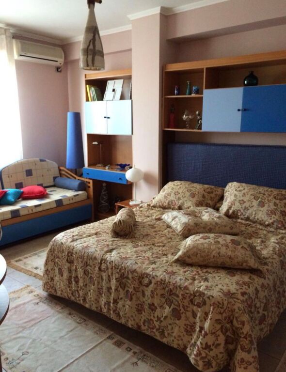 Pranë kafe Flora jepet me qira apartament 1+1!