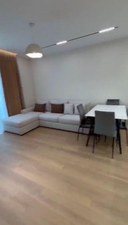 Shitet apartament 1+1 tek Komuna e Parisit