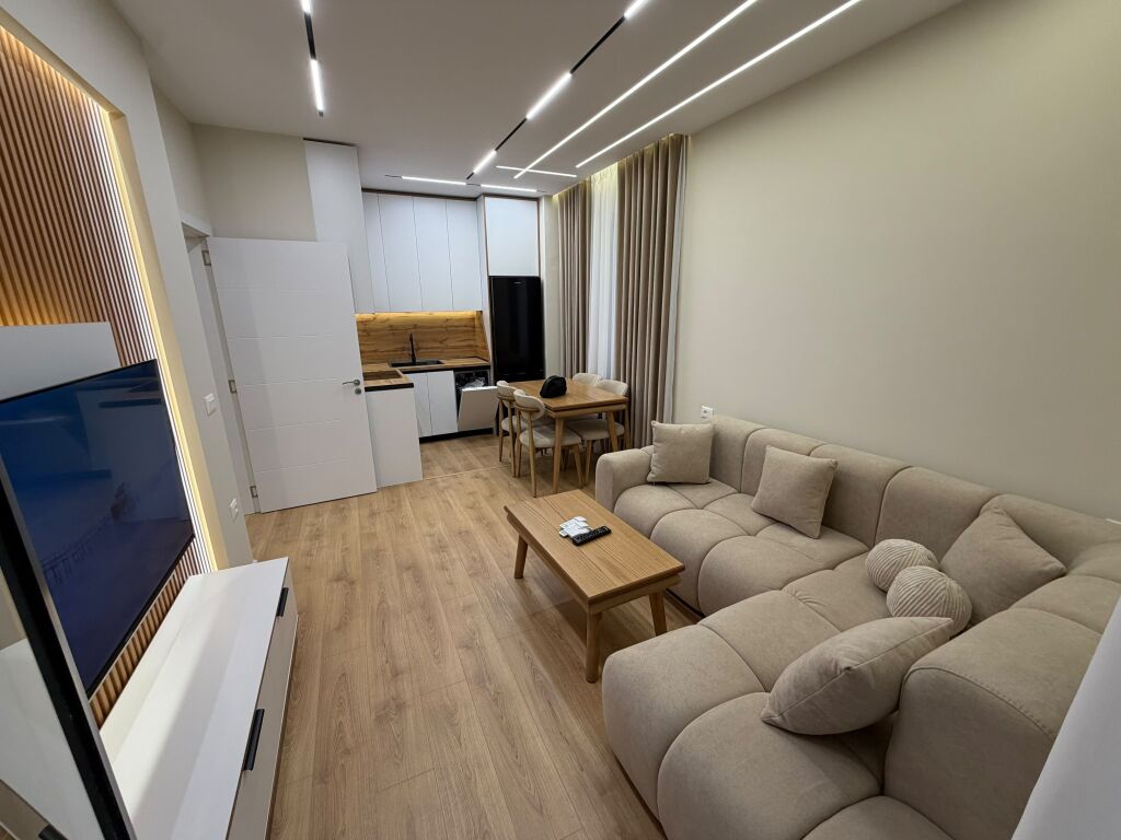 🏠 Shitet apartament 2+1  📍 Rruga 5 Maji, Tiranë