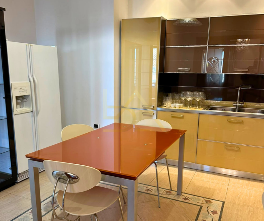 JEPET ME QIRA APARTAMENT LUKSOZ 4+1 + 3 – BLLOK, TIRANË