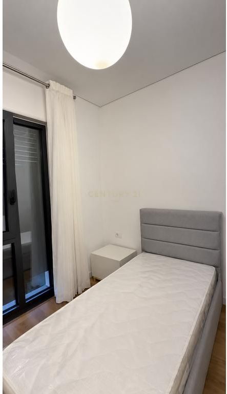 Jepet me qira vilë 3-katëshe me pishinë në Mullet