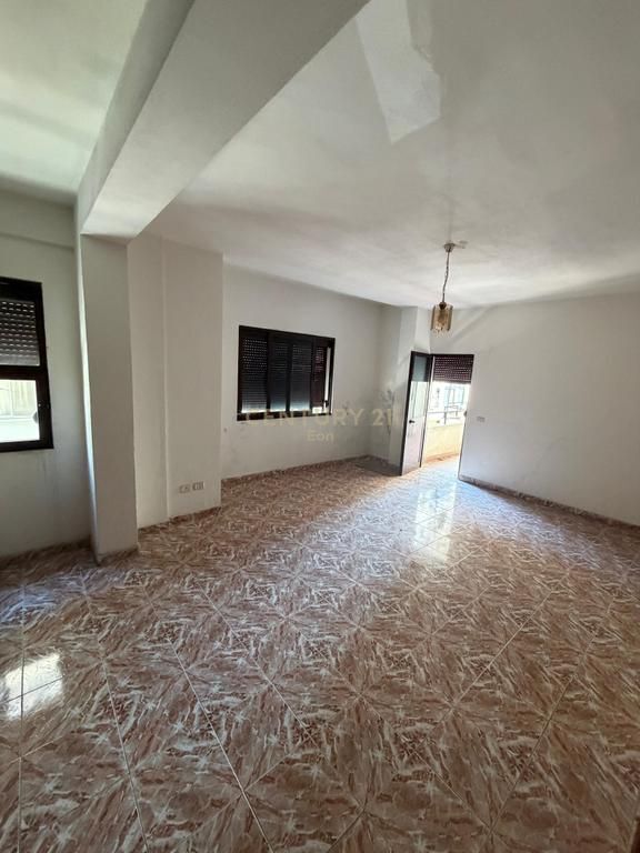 2+1 Apartment for Sale, Durrës Beach – Station 1, only 40 meters from the sea!