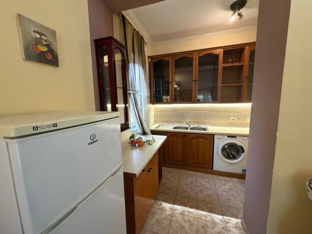 2+1,kat 3 godine private,komune e parisit,600 mije leke